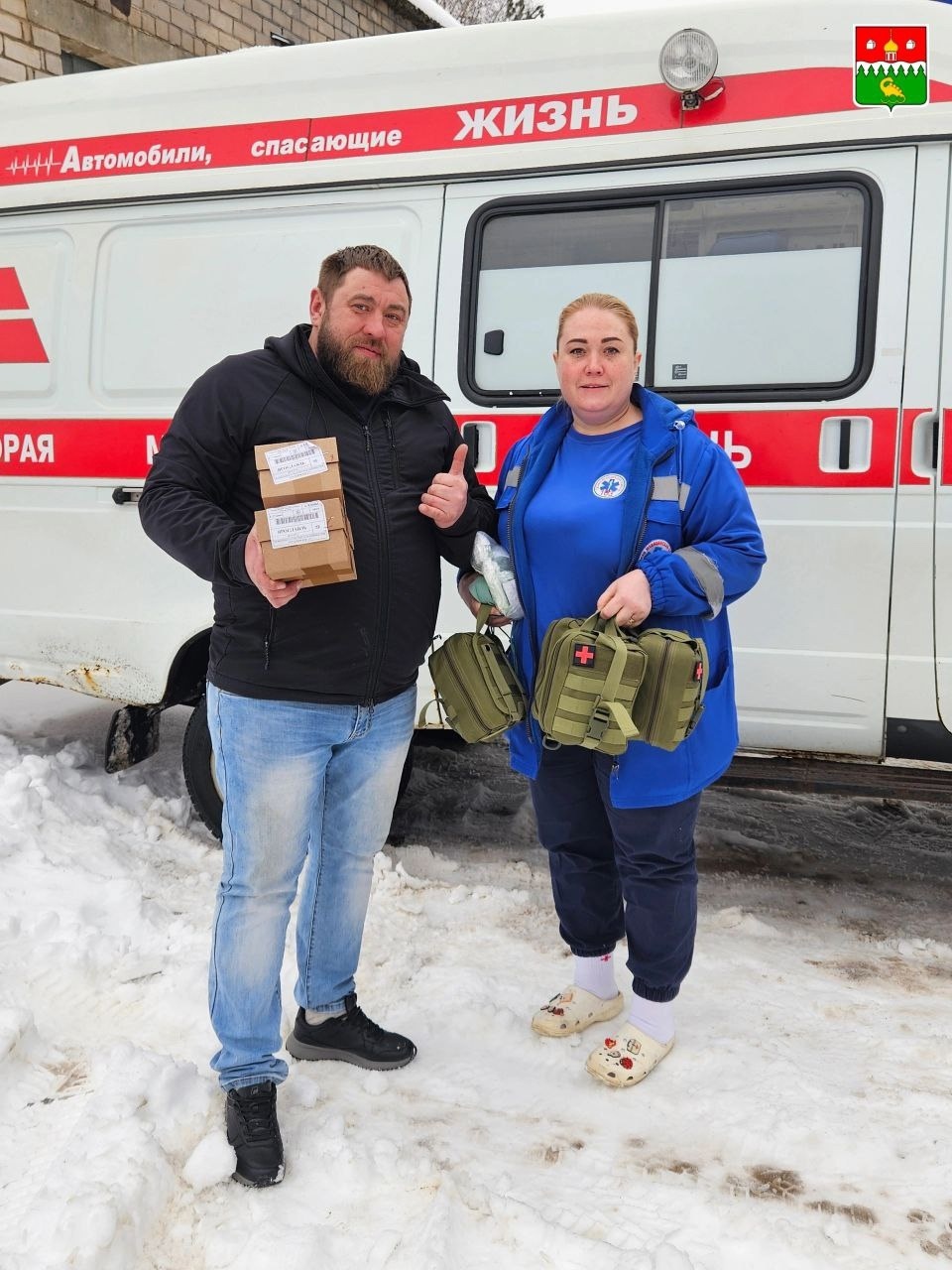 Волонтер движения «Вместе победим», Ольга Черепанова собирает бойцам тактические аптечки.