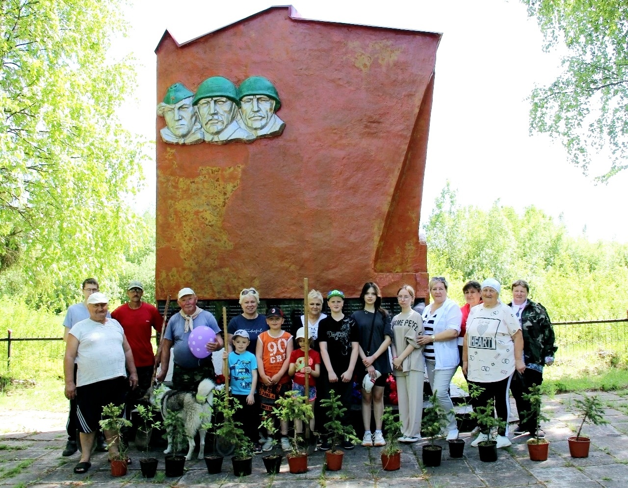 В поселке Харитоново прошла акция &quot;Сад памяти&quot; с участием юных активистов - учеников Харитоновской школы и активных жителей поселка.