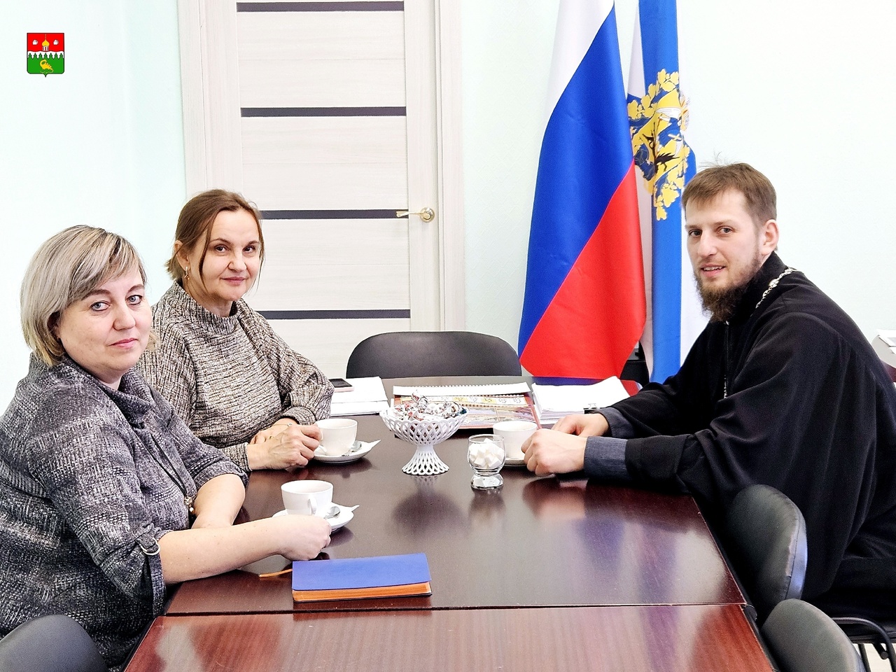 Глава Котласского округа, Татьяна Сергеева, встретилась сегодня с настоятелем Богоявленского и Успенского храмов села Туровец и храма Святой Троицы деревни Вондокурье, руководителем молодежного отдела Котласской епархии, иереем Василием Яворским.